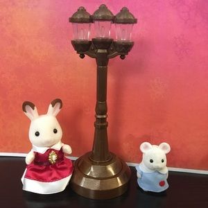 2 light up lampposts